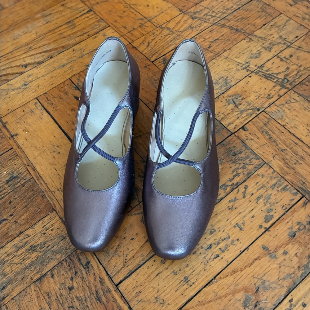 trotters stack heel worn twice
bronze color